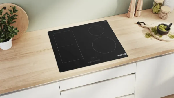 Bosch Série 4 PVS61RBB5E D Plaque de cuisson à induction Bosch Série 4 PVS61RBB5E noire 60 cm encastrable avec 4 zones